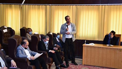 محافظ الفيوم يستعرض نتائج جلسات الحوار المجتمعي لتطوير 1500 قرية