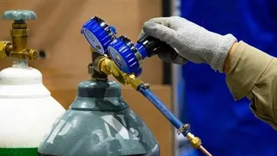 أستاذ الأمراض الصدرية: الأكسجين عقار علاجي.. واستخدامه بشكل غير صحيح يؤدي للوفاة 