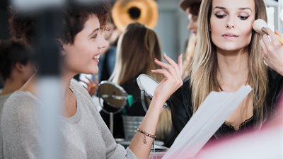 استشاري مناعة: أدوات التجميل في المولات تنقل عدوى كورونا (فيديو)