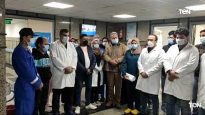 شاهد.. بدء تطعيم الأطقم الطبية بلقاح سينوفارم بمستشفى 