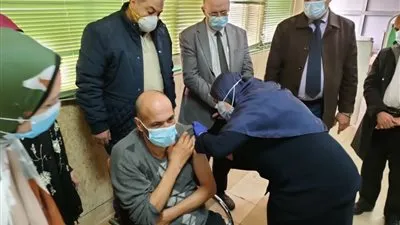 وكيل الصحة بالبحيرة: الأطقم الطبية بمستشفى كفر الدوار أول الحاصلين على لقاح كورونا (صور)