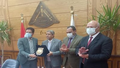 جامعة بنها تكرم المهندس إبراهيم العربي لجهوده في دعم الاقتصاد الوطني