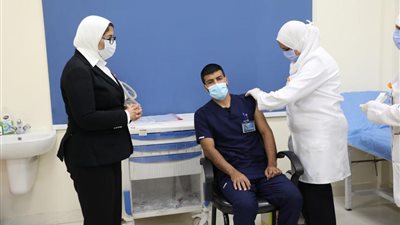 تطعيم الأطقم الطبية ضد كورونا ووفاة عبلة الكحلاوي.. أبرز أحداث الأسبوع في مصر