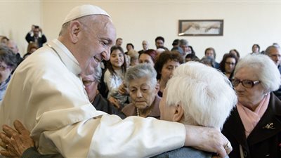 البابا فرنسيس ينشئ اليوم العالمي للأجداد والمسنّين
