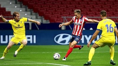 أتلتيكو يفوز على قادش برباعية ويحلق في صدارة الدوري الإسباني