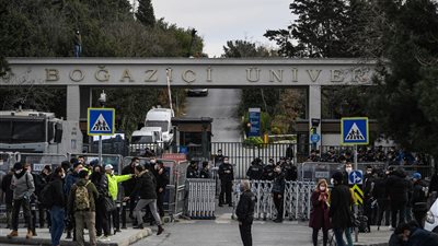 الاعتداء على برلماني وخلع الحجاب عن طالبة.. ماذا يحدث في جامعة البسفور التركية؟