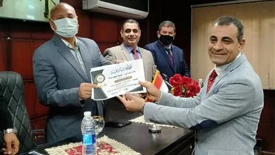 نائب محافظ القاهرة يكرم العاملين في إدارات حي المطرية