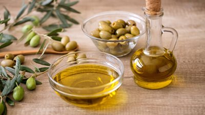 مدير مركز التنمية بمطروح يكشف عن أفضل طريقة للحصول على زيت الزيتون نقي (فيديو)