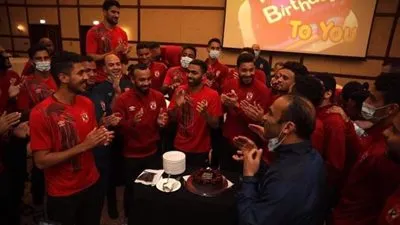 بعثة الأهلي تحتفل بعيد ميلاد عضو مجلس القلعة الحمراء