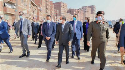 تطوير المناطق العشوائية وربطها بالطرق الجديدة.. تفاصيل زيارة السيسي لعزبة الهجانة