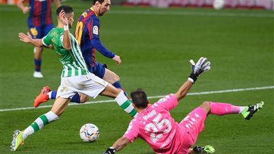 كومان يكشف سبب إبقاء ميسي على الدكة أمام بيتيس