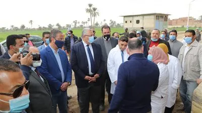 وزير الزراعة يوضح للفلاحين أهمية الاعتماد على نظم الري الحديث 