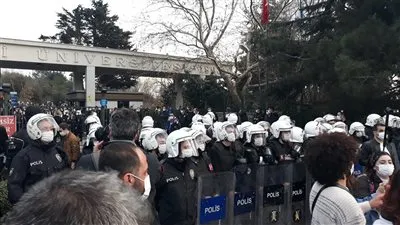 بعد تأييد زعيم مافيا لرئيس جامعة البسفور.. الطلاب يواصلون الاحتجاجات ضد أردوغان