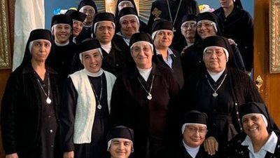 الأنبا باخوم يقوم بعمل رياضة للراهبات القبطيات