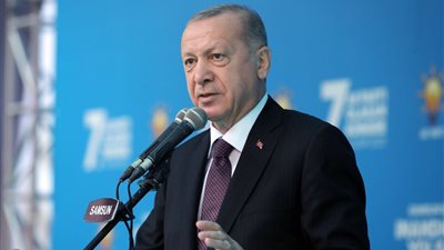 من بينهم مستشار الرئيس السابق.. أردوغان يواصل التنكيل بمعارضيه