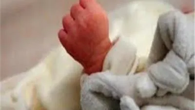 بسبب الديون.. صاحب محل أخشاب يعرض طفله حديث الولادة للبيع 