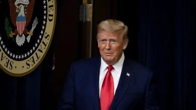 لحظة بكاء السيناتور جيمي راسكين رئيس فريق الإدعاء خلال محاكمة ترامب (فيديو)