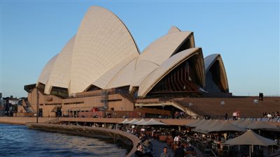 إضاءة أوبرا سيدني بالأحمر احتفالا بـ
