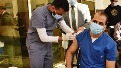 عاجل.. الصحة تعلن موعد تطعيم الأطباء في جميع مستشفيات الجمهورية