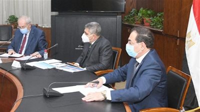 وزير البترول يبحث أخر التطورات بمشروع تموين السفن بالموانئ المصرية