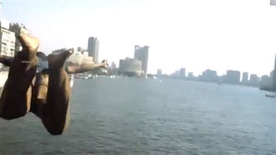 في عيد الحب.. طبيب يرمي بوكيه الورد ويقفز في نهر النيل