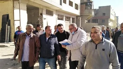 رئيس حي البساتين يطالب أهالي بير أم سلطان بسرعة صرف مستحقاتهم