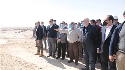 وزير النقل يتابع أعمال تطوير ميناء السخنة 