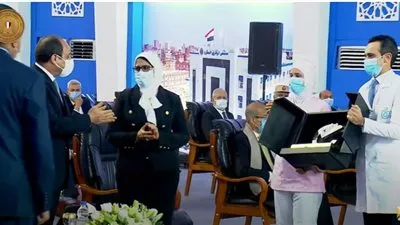 وزيرة الصحة تُهدي السيسي درع الأطقم الطبية 