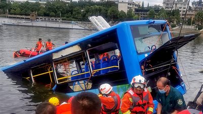 عشرات القتلى جراء سقوط حافلة بقناة مياه في الهند