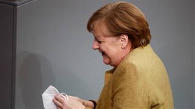 ميركل في موقف محرج بسبب الكمامة