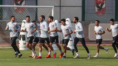 فقرة تصويبية وتقسيمة بطول الملعب في مران الأهلي قبل السفر لتنزانيا