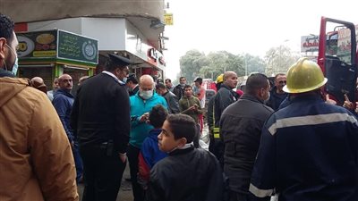 حي عين شمس يرفع الإشغالات من شارع جسر السويس