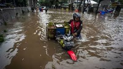 فيضانات موسمية تجتاح العاصمة الإندونيسية وتجبر أكثر من 1000 شخص على المغادرة