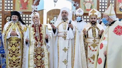 مطران الأقصر يمنح رتبة القنصلية لبعض كهنة الايبارشية 