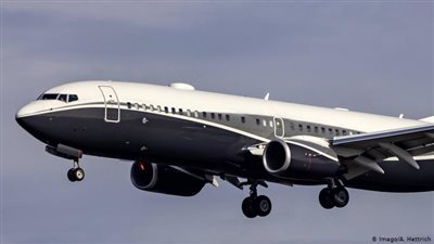 أجزاءها تطايرت في الهواء.. طائرة تهبط اضطراريًا في أحد مطارات أمريكا