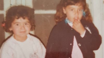 بصورة من الطفولة.. هنا شيحة تحتفل بعيد ميلاد شقيقتها حلا 