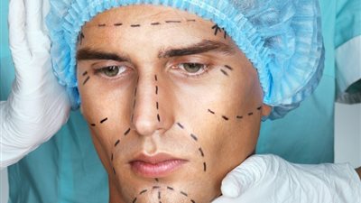 منها تكبير الشفايف.. ماذا يطلب الرجال في عيادات التجميل؟