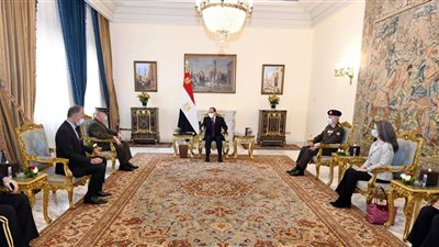عاجل.. السيسي يستقبل قائد القيادة المركزية الأمريكية