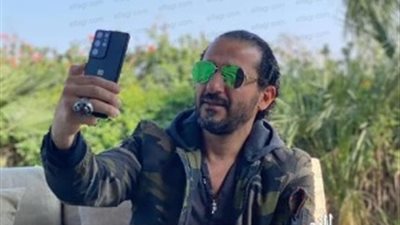 شاهد.. أحمد حلمي يمازح جمهوره بصورة جديدة