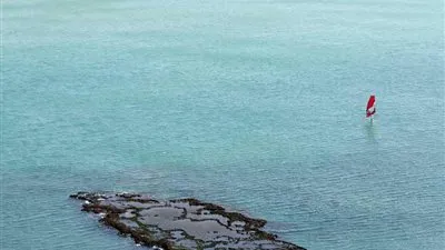 إسرائيل تبحث عن مصدر تسرب نفطي ضرب شواطئها