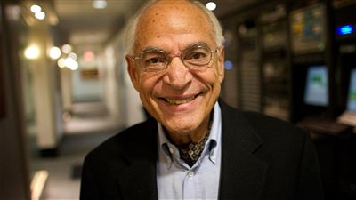 شاهد.. فاروق الباز يكشف حقيقة فيديو 