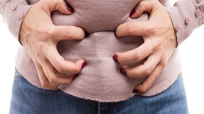8 أعراض خطيرة تصيب النساء لا يجب تجاهلها.. منها الانتفاخ