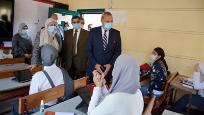 مشاكل وصعوبات في دخول الطلاب على منصة امتحان أولى ثانوي ببنها