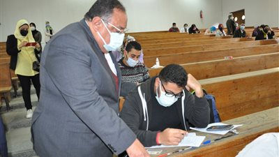 رئيس جامعة حلوان يتفقد أعمال امتحانات الفصل الدراسي الأول 
