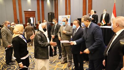 تسليم 9618 بوليصة تأمين تكافلي للعمالة غير المنتظمة وصغار الصيادين بالإسكندرية