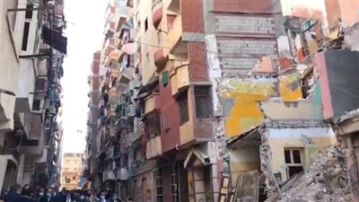 إحالة 3 مسؤولين بحي غرب في واقعة عقار كوم الشقافة المائل للمحاكمة