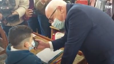 شاهد.. وزير التعليم يتحدث إلى طالب عبر الموبايل أثناء الامتحانات