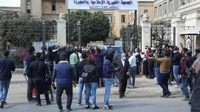 فيديو.. نجلة يوسف شعبان تنهار من البكاء أثناء تشيع جثمانه 