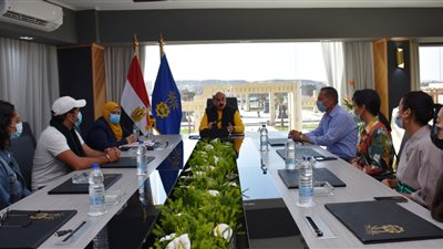 محافظ أسوان يلتقي وفد الجامعة الألمانية لمتابعة تنفيذ مشروع الهوية البصرية