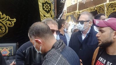 أحد أبطال فيلم الممر يحضر عزاء شقيق خالد يوسف (فيديو)